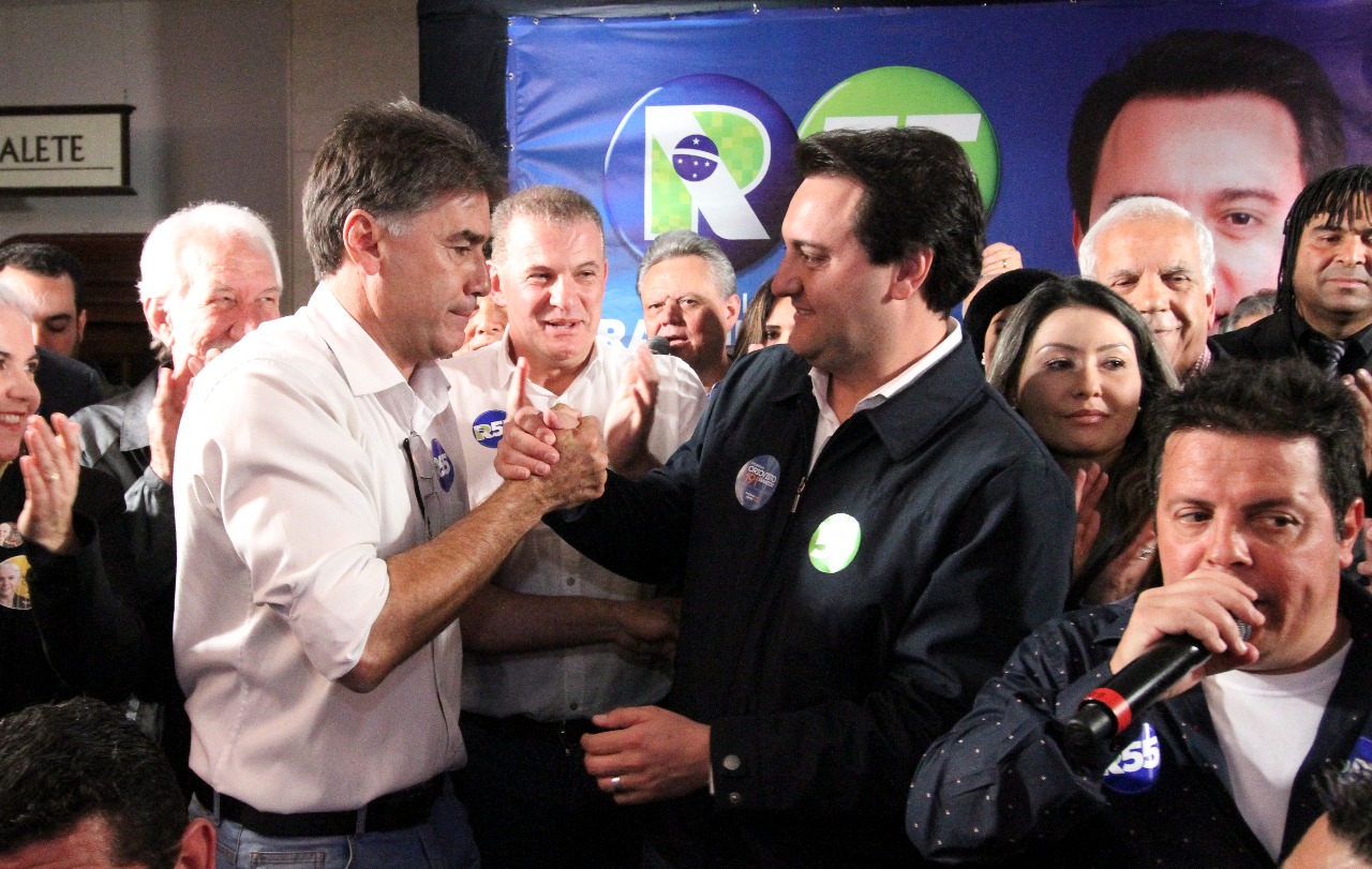 Na imagem, o candidato Ratinho Junior junto com o prefeito de Cascavel, Leonaldo Paranhos